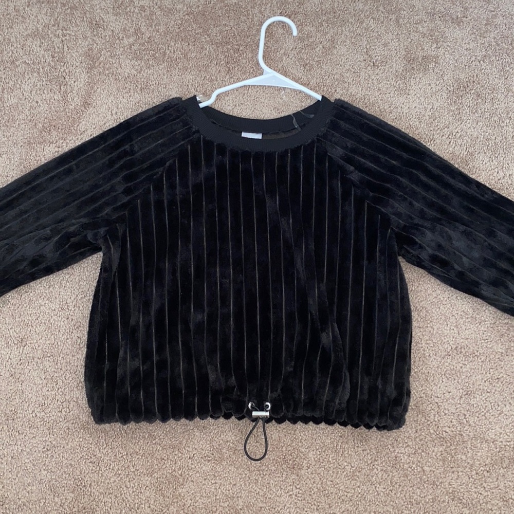 Black fluffy long sleeve crop top